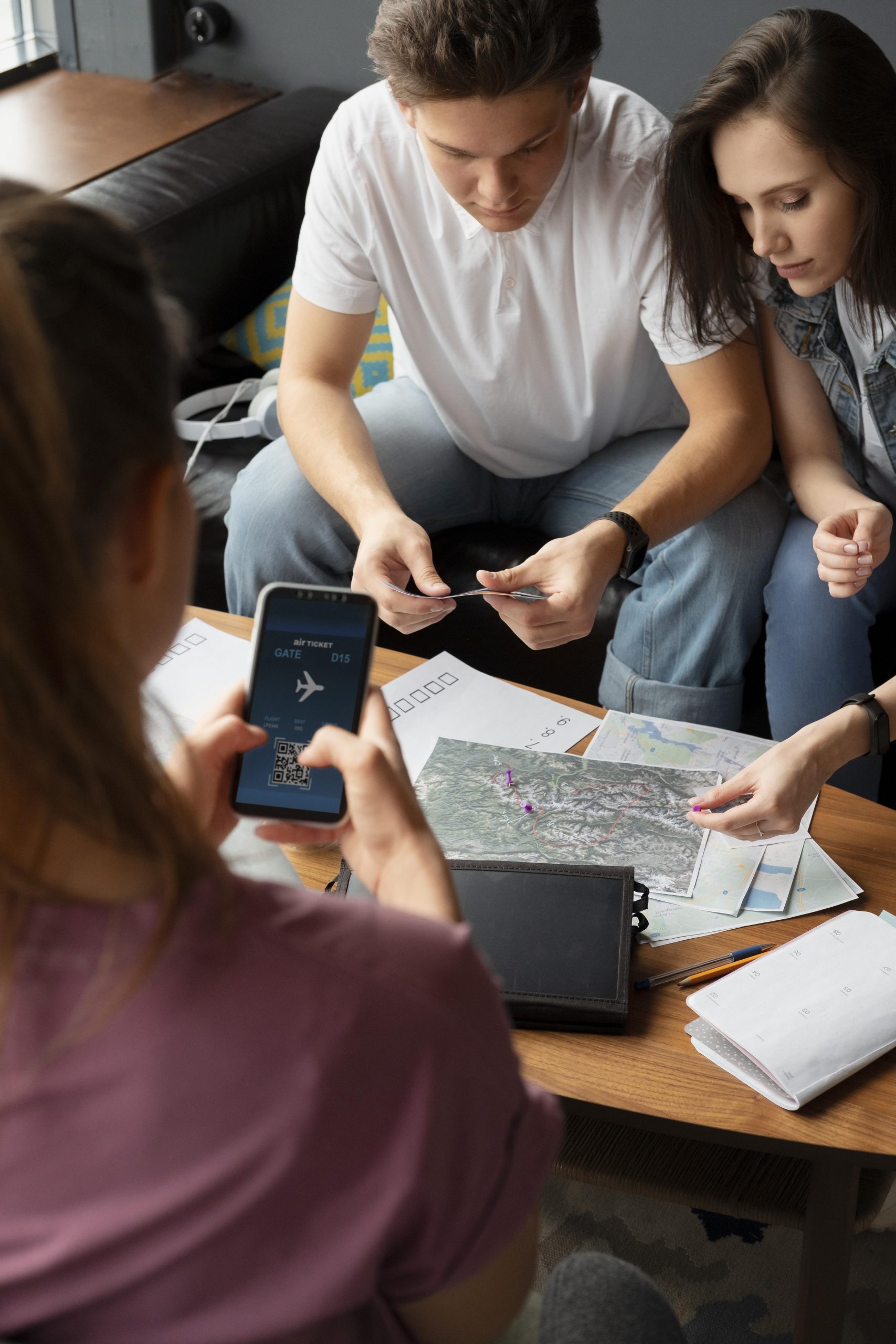 gros-plan-gens-qui-planifient-voyage